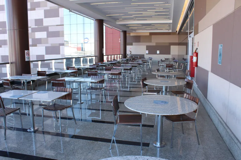 Praça de alimentação da Galeria Pagé Brás com tampos de mesa em granito Branco Polar