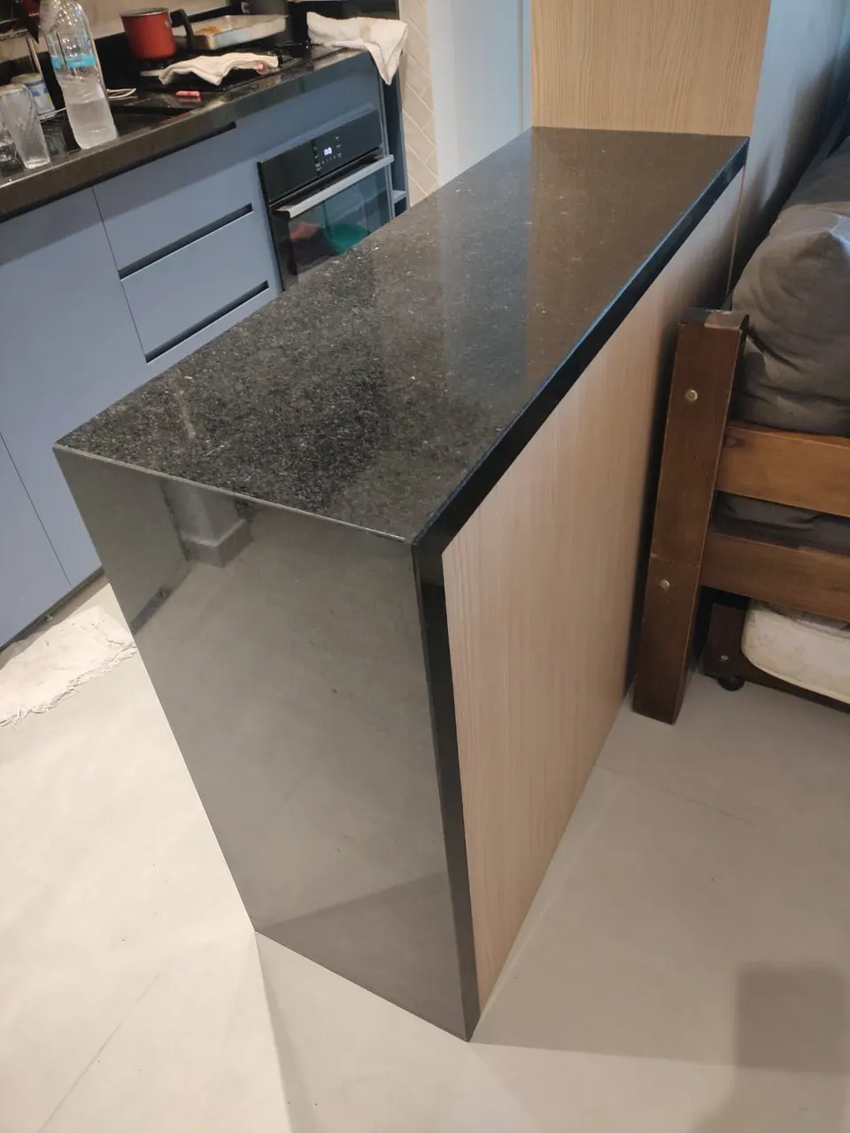 Bancada de cozinha em granito preto com acabamento polido, instalada em ilha com pé lateral — Granito Preto São Gabriel