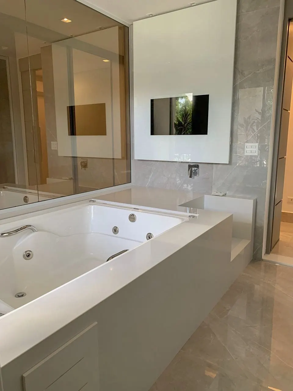 Banheira branca com revestimento de parede em pedra sintética branca claro em ambiente de banheiro spa moderno — Prime Branco