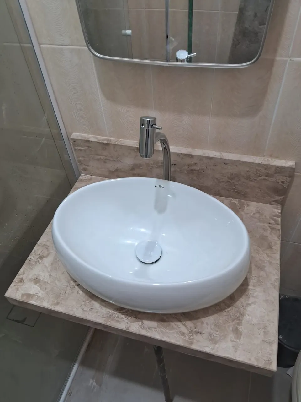 Lavatorio com cuba em tampo de marmore bege claro com veios, instalado em banheiro e cuba de porcelana — Mármore Travertino Nacional