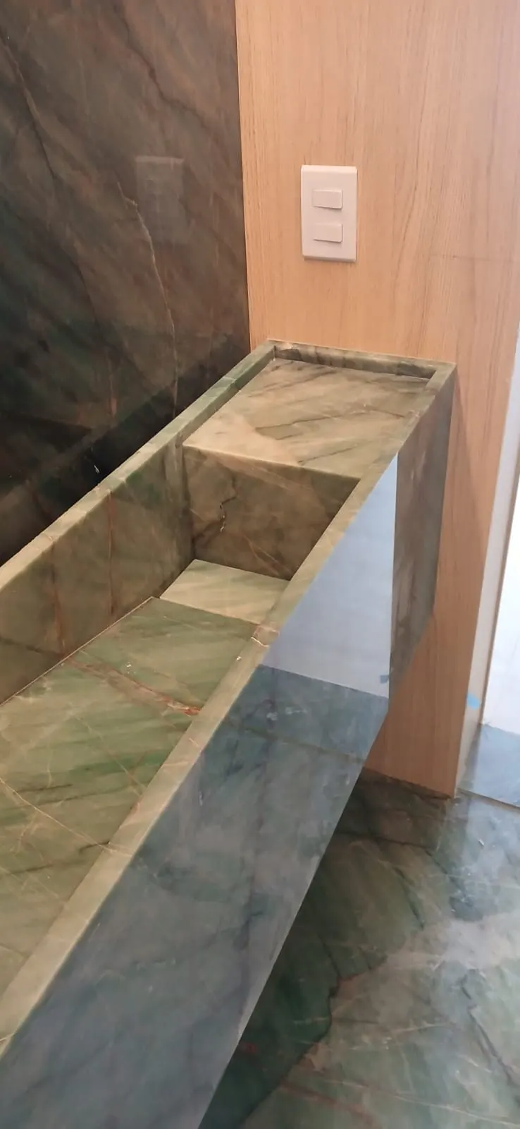 Bancada de banheiro em quartzito verde com veios, instalação com cuba embutida — Quartzito Verde Gaya