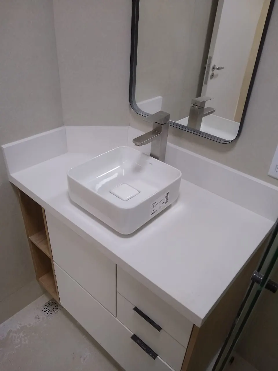 Bancada de banheiro em quartzo branco com cuba de cerâmica branca sobreposta