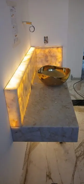 Bancada de banheiro em quartzito branco claro, iluminação ambiente — Quartzito Ônix Cristallo