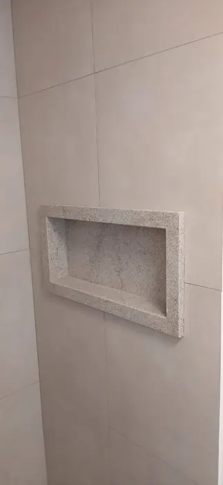 Nicho embutido em parede de banheiro em granito branco/cinza claro com acabamento escovado — Granito Branco Itaúnas