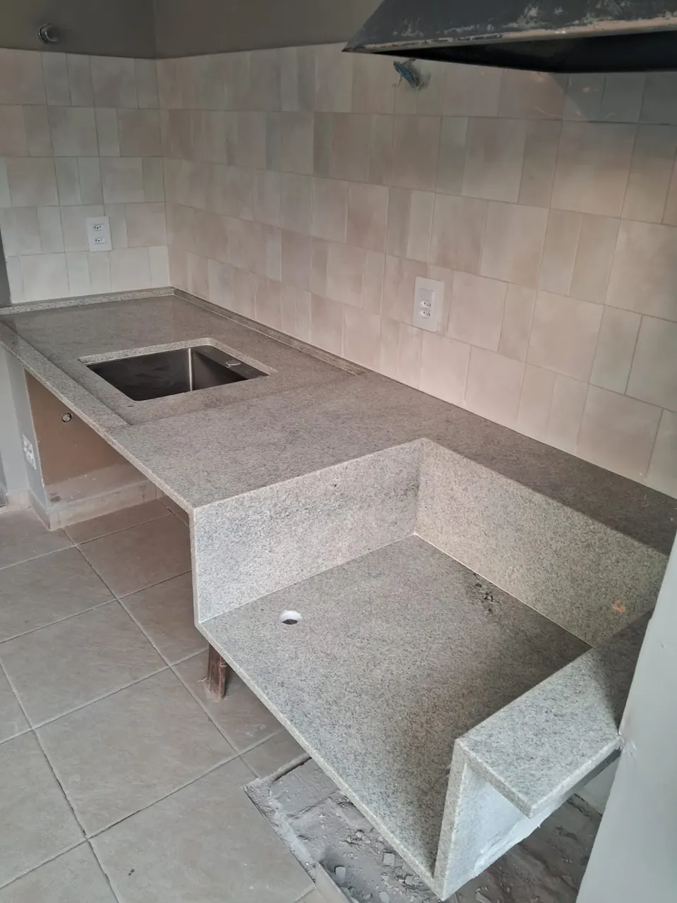 Bancada de churrasqueira em granito branco/cinza com cuba quadrada e recorte para churrasqueira — Granito Branco Itaúnas
