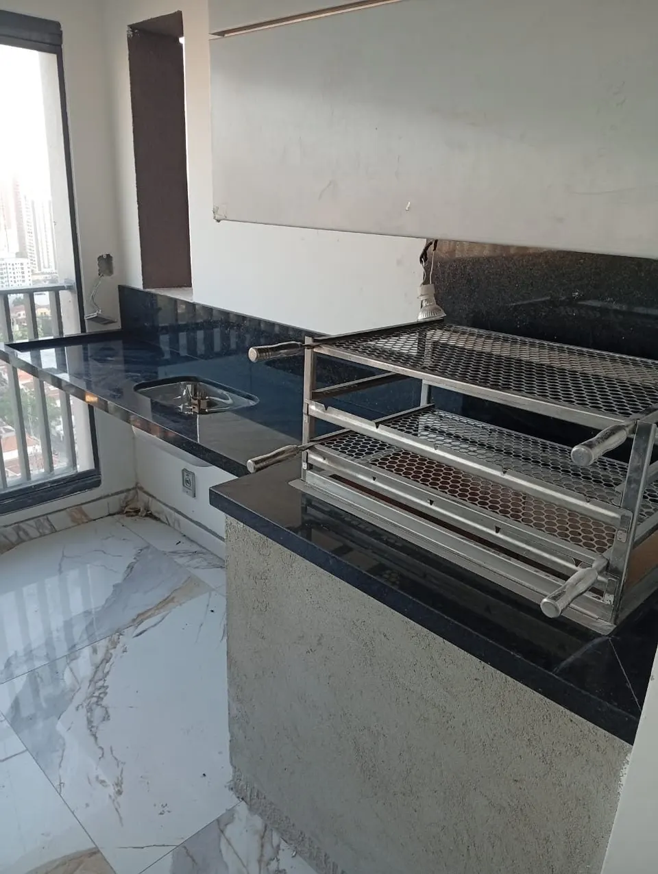Bancada de churrasqueira em granito preto polido — Granito Preto São Gabriel