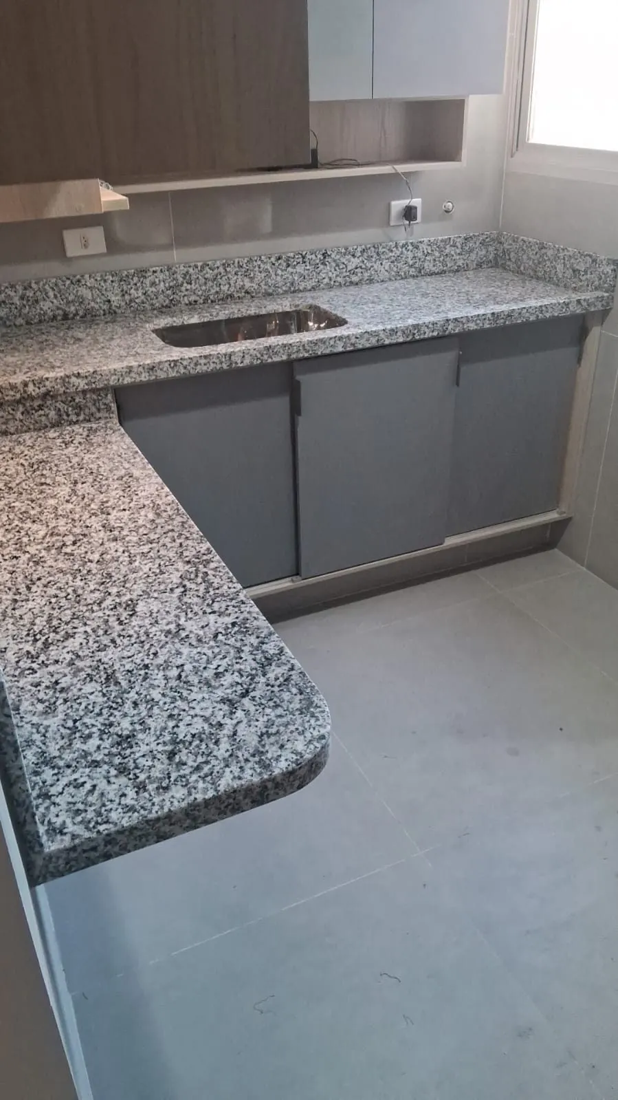 Bancada de cozinha em granito cinza claro com cuba embutida e acabamento arredondado nas extremidades — Granito Cinza Corumbá