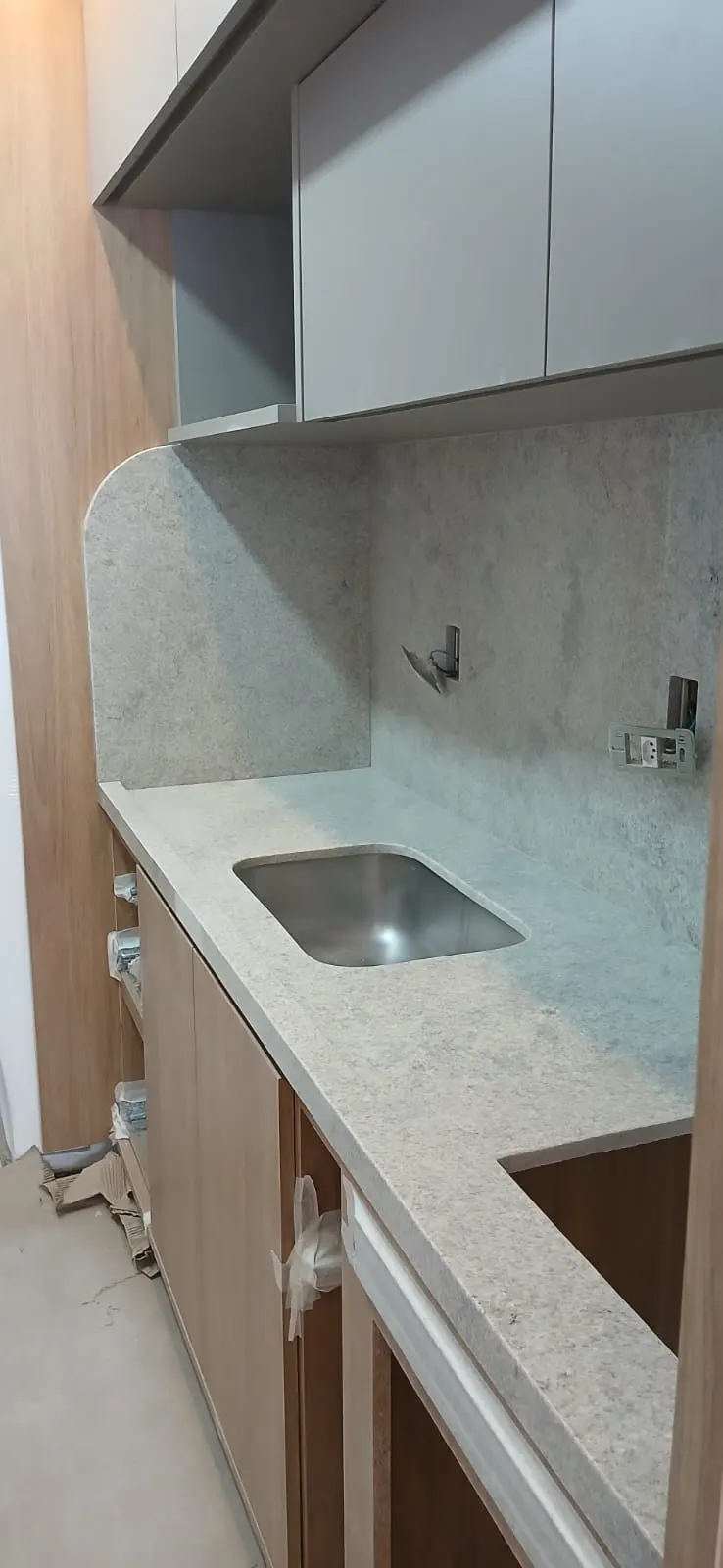 Bancada de cozinha em granito branco com cuba inox embutidas e e frontão alto — Granito Branco Itaúnas