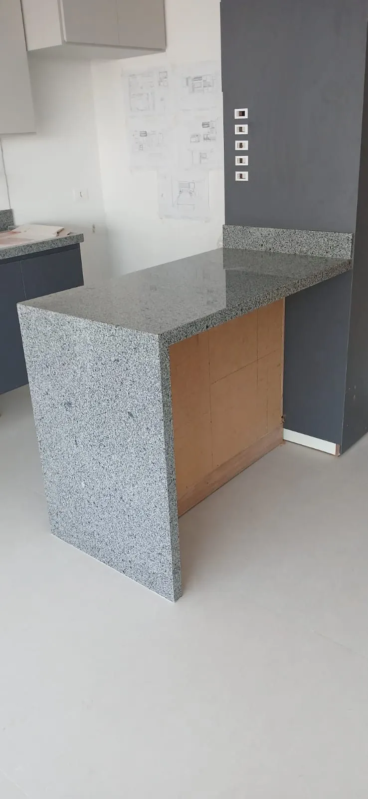 Bancada de cozinha em granito cinza claro com acabamento reto e pé lateral no mesmo material — Granito Cinza Andorinha