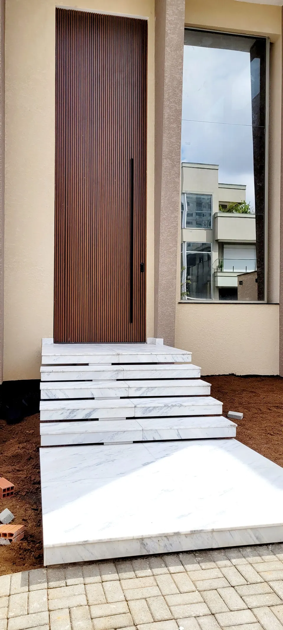 Escada externa em mármore branco com veios cinza, degraus retos e polidos, instalada em área de entrada/fachada — Mármore Espírito Santo