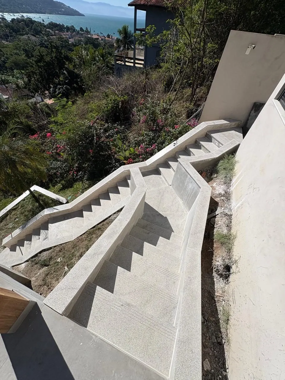 Escada externa em granito branco com degraus retos e guarda-corpo — Granito Branco Itaúnas