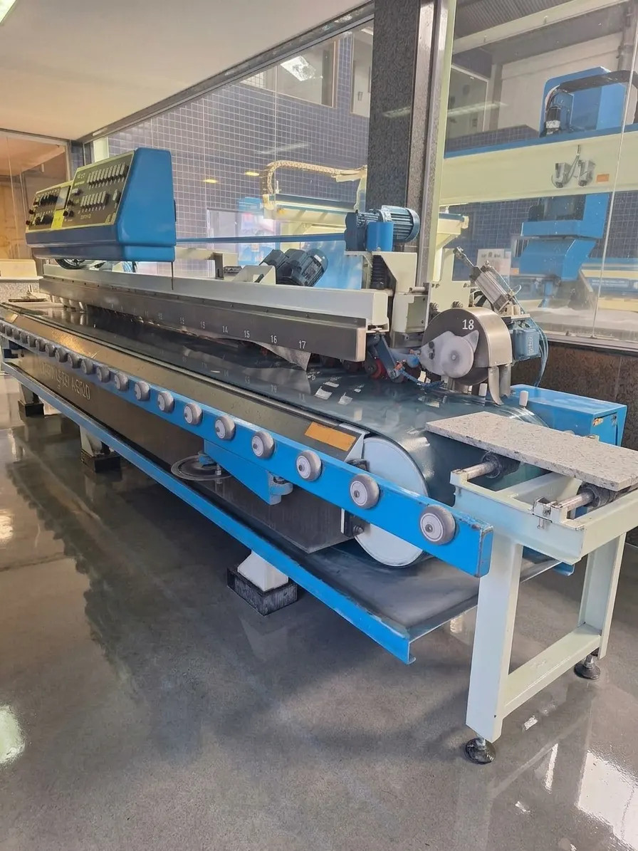 Politriz de borda automática Aço Art RPB 18, com uma peça de granito na saída